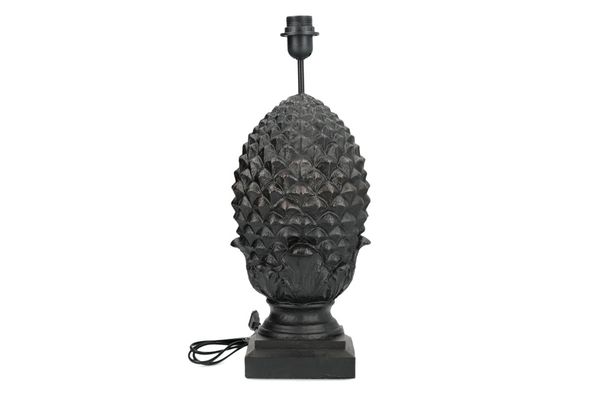 Lampefot Kira – Svart med Kongle Ø23x52 cm